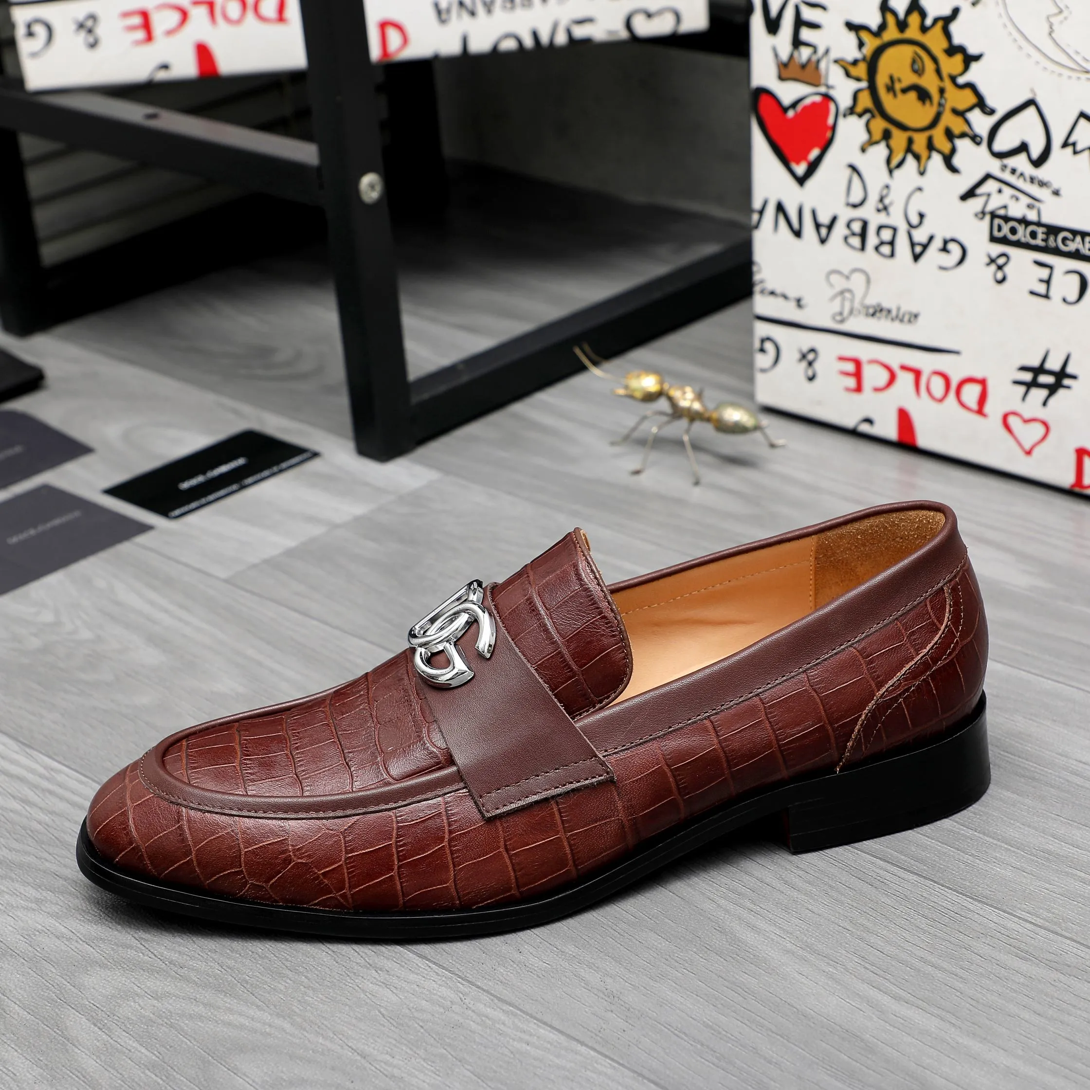 Men's shoes 💰500 Product trademark: DG (Dolce & Gabbana) business casual leather shoes Regular size: 38-45 (45 is custom-made and non-returnable) Product materials: Selected high-quality stone grain cowhide upper, cowhide lining, original outsole